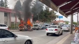 Kütahya'da park halindeki minibüs alev alev yandı