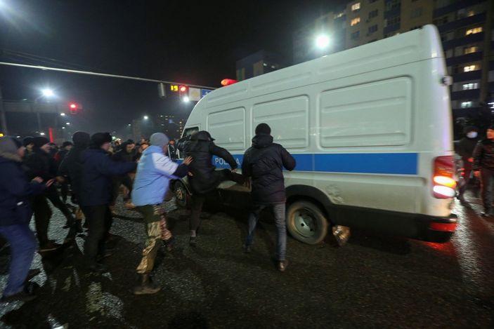 Kazakistan'da protestolar: OHAL ilan edildi